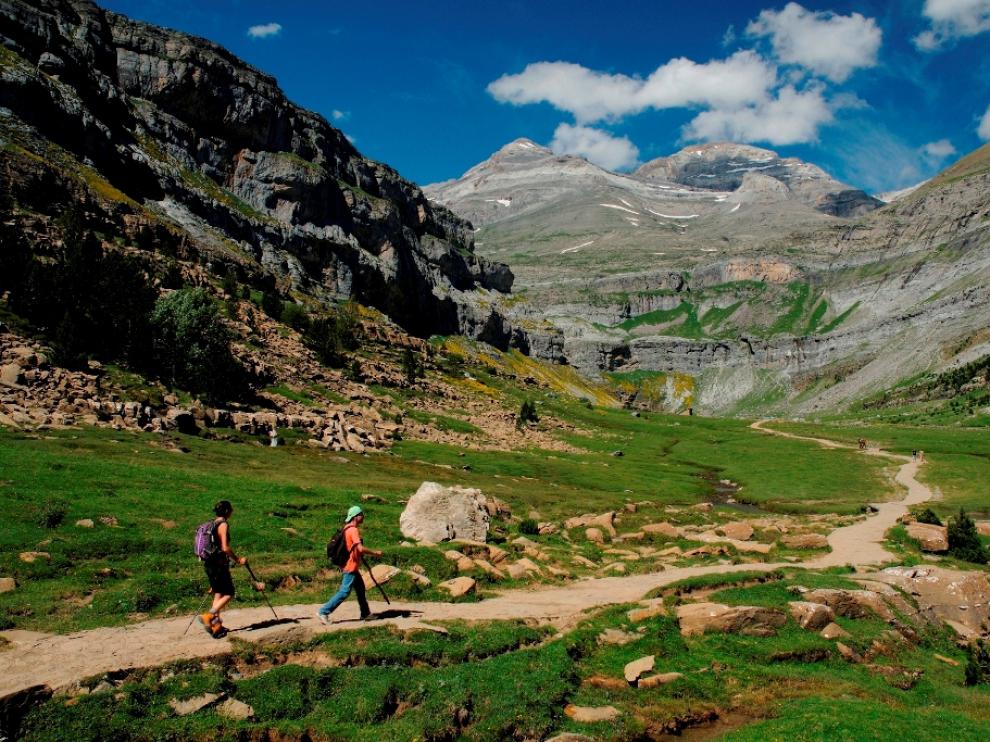 Senderistas realizando la ruta PN 1 por el valle de Ordesa, del Geoparque de Sobrarbe-Pirineos.