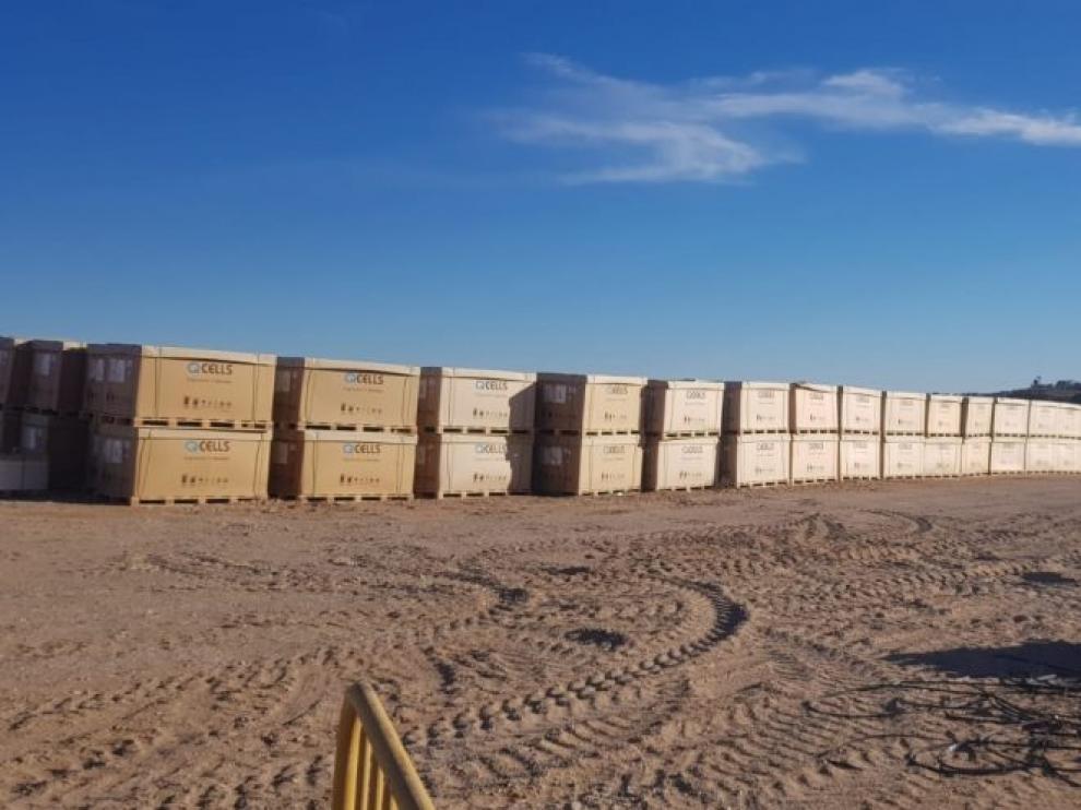 Parte de la remesa de los paneles solares a instalar sin desembalar.
