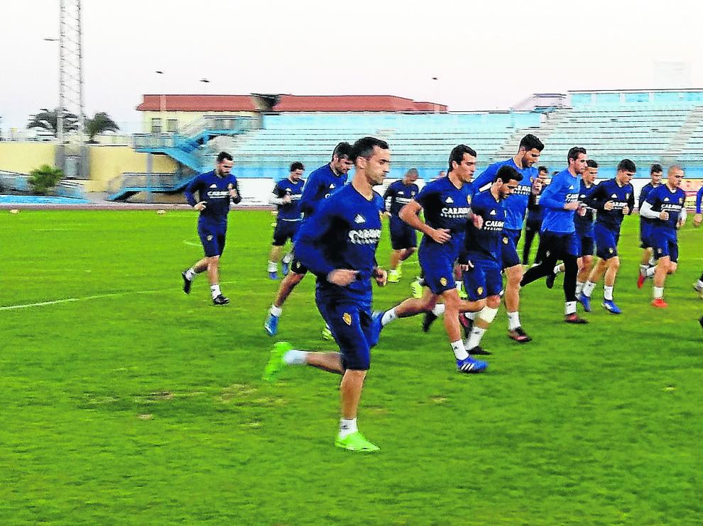 El equipo zaragocista se entrenó a última hora de la tarde de este domingo en el estadio de Maspalomas, al sur de la isla, nada más llegar a Gran Canaria en avión