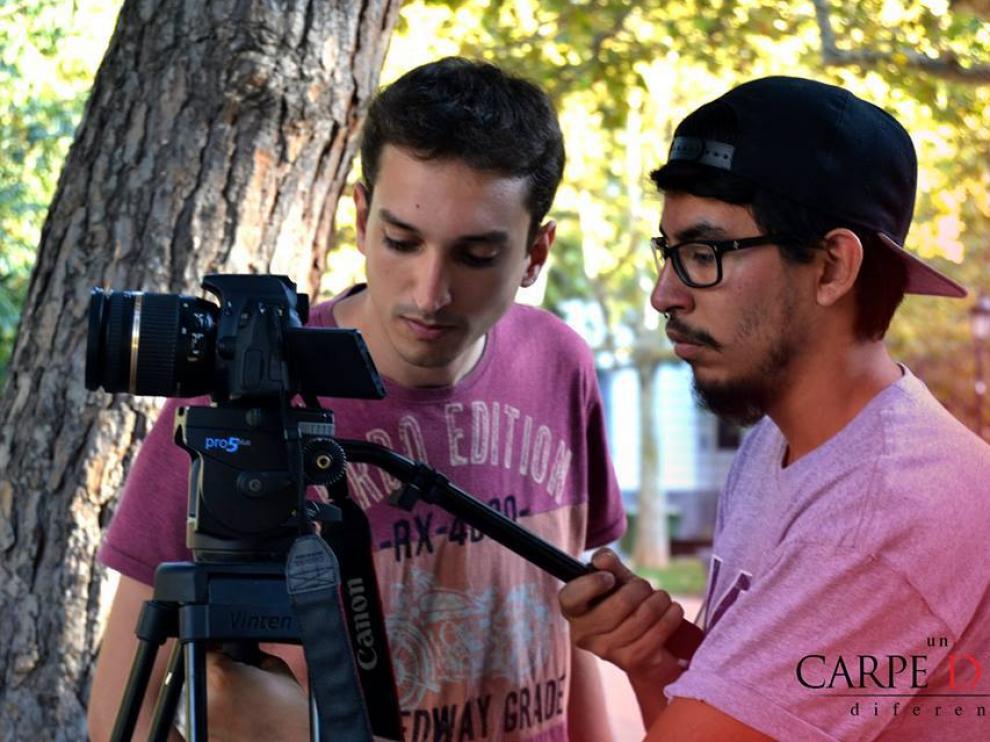 Fernando Javier García y Andrés Fonseca (derecha), en el rodaje de 'Un Carpe Diem diferente'.