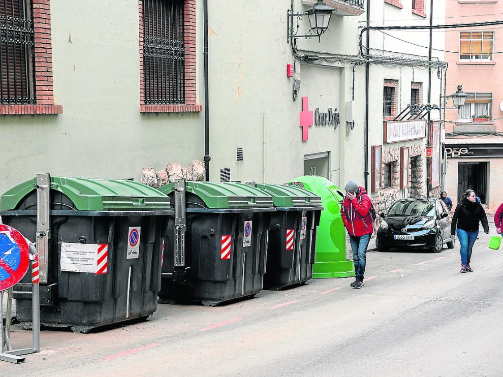 Contenedores de residuos urbanos en la calle San Miguel, en el Centro Histórico.