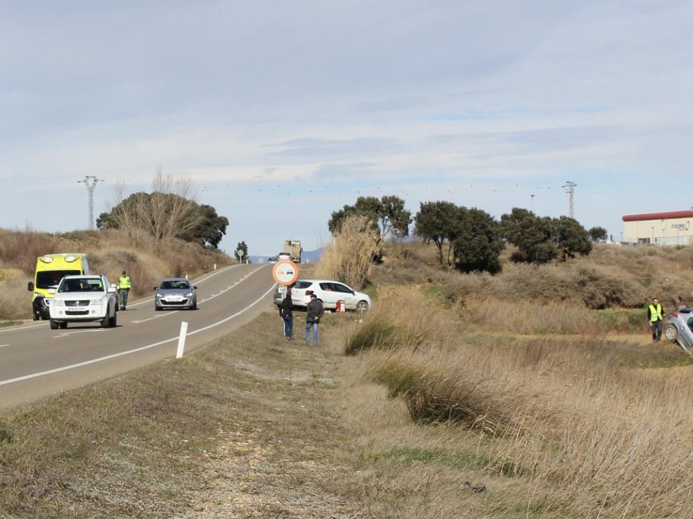 El turismo se ha salido de la vía y ha acabado en un campo de cultivo.