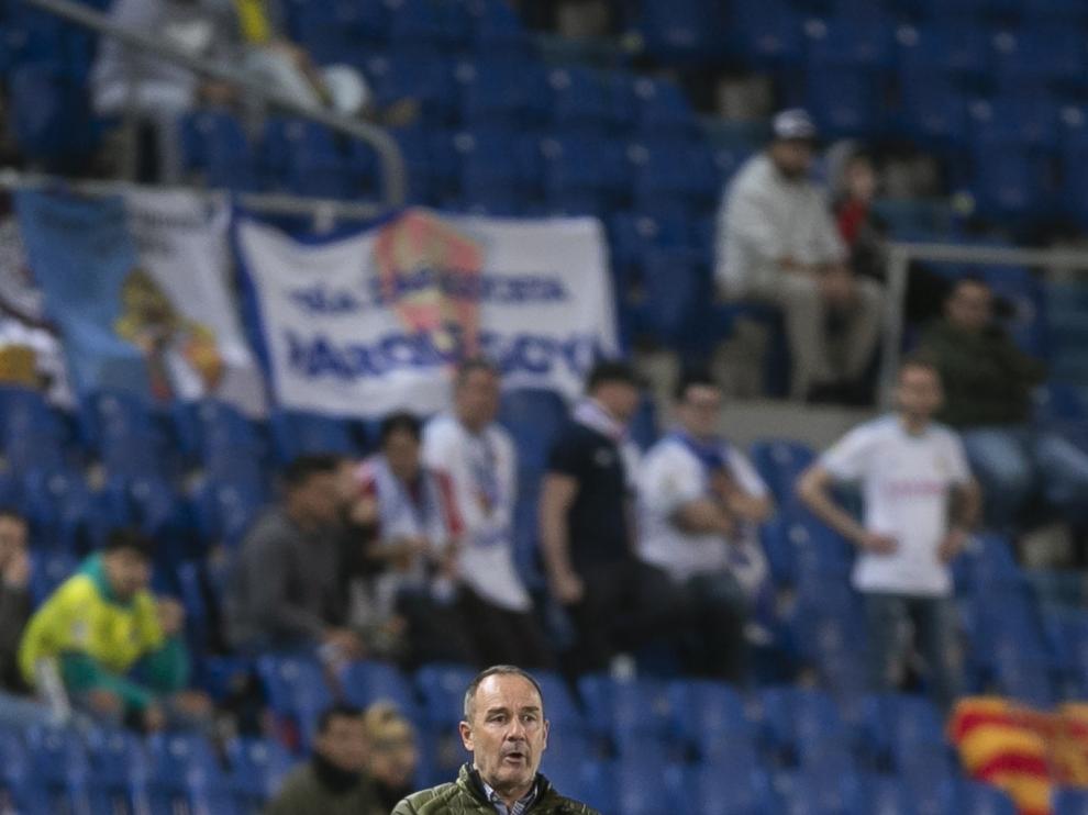Víctor Fernández dando indicaciones a sus jugadores en el Estadio de Gran Canaria