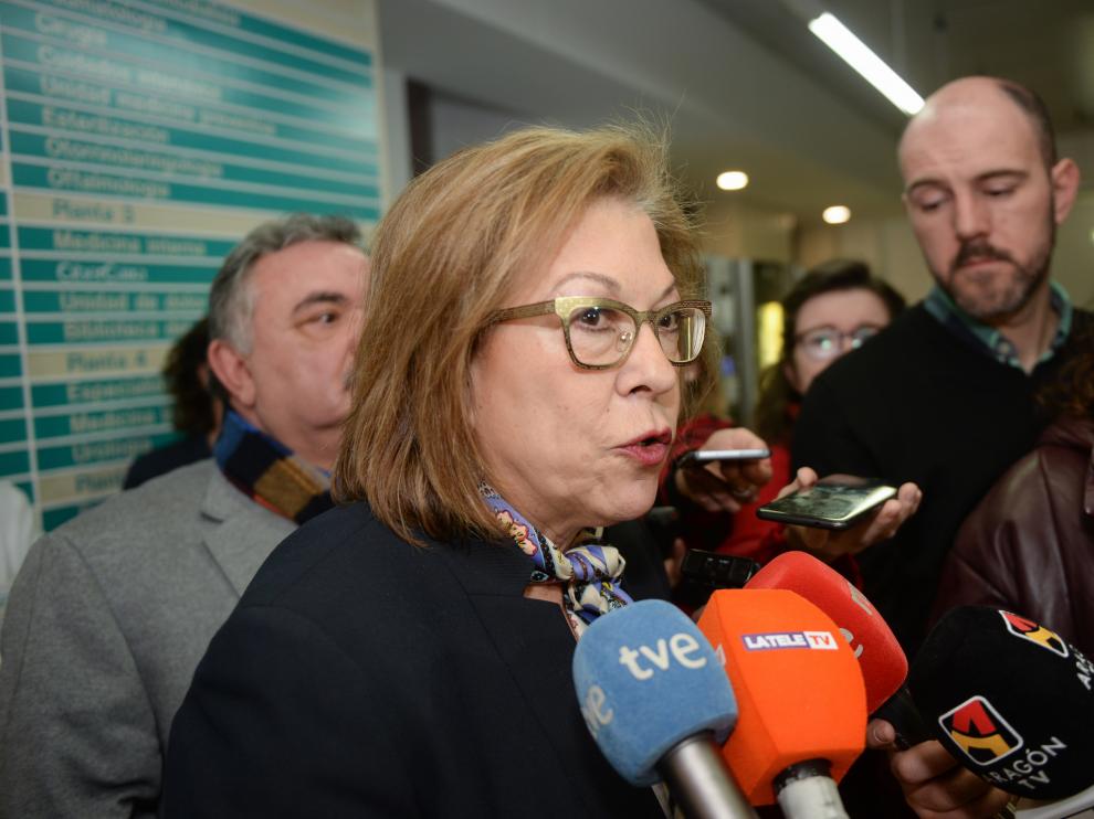 La consejera de Sanidad, Pilar Ventura, atendido a los medios durante su visita al hospital de Teruel.