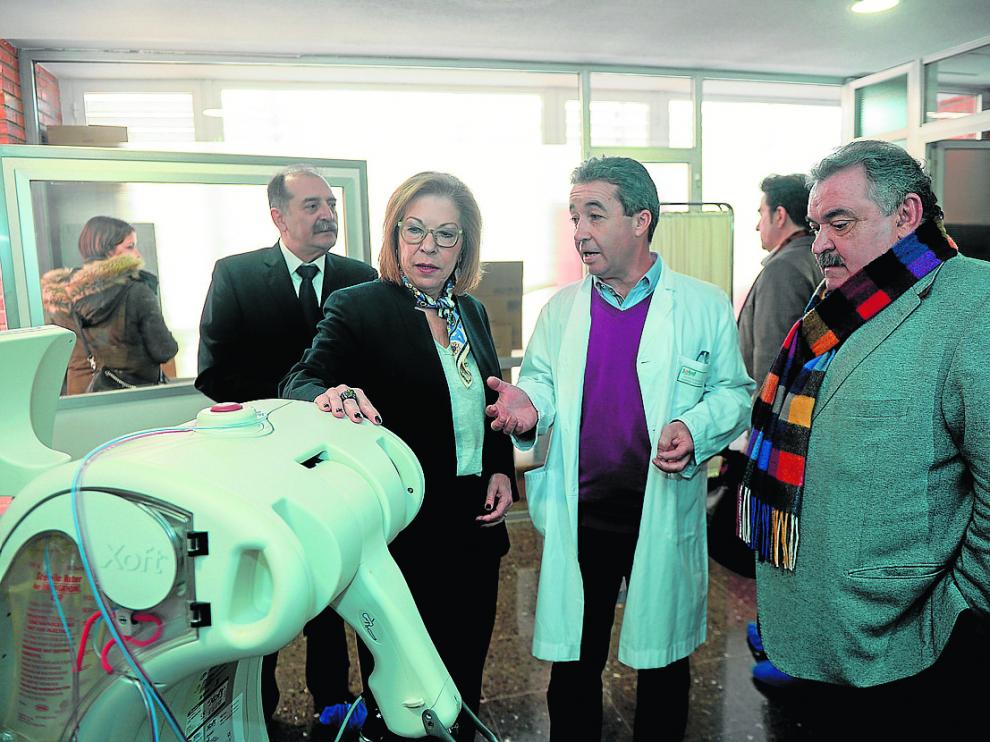 La consejera de Sanidad, Pilar Ventura, junto a la máquina de radioterapia intraoperatoria.
