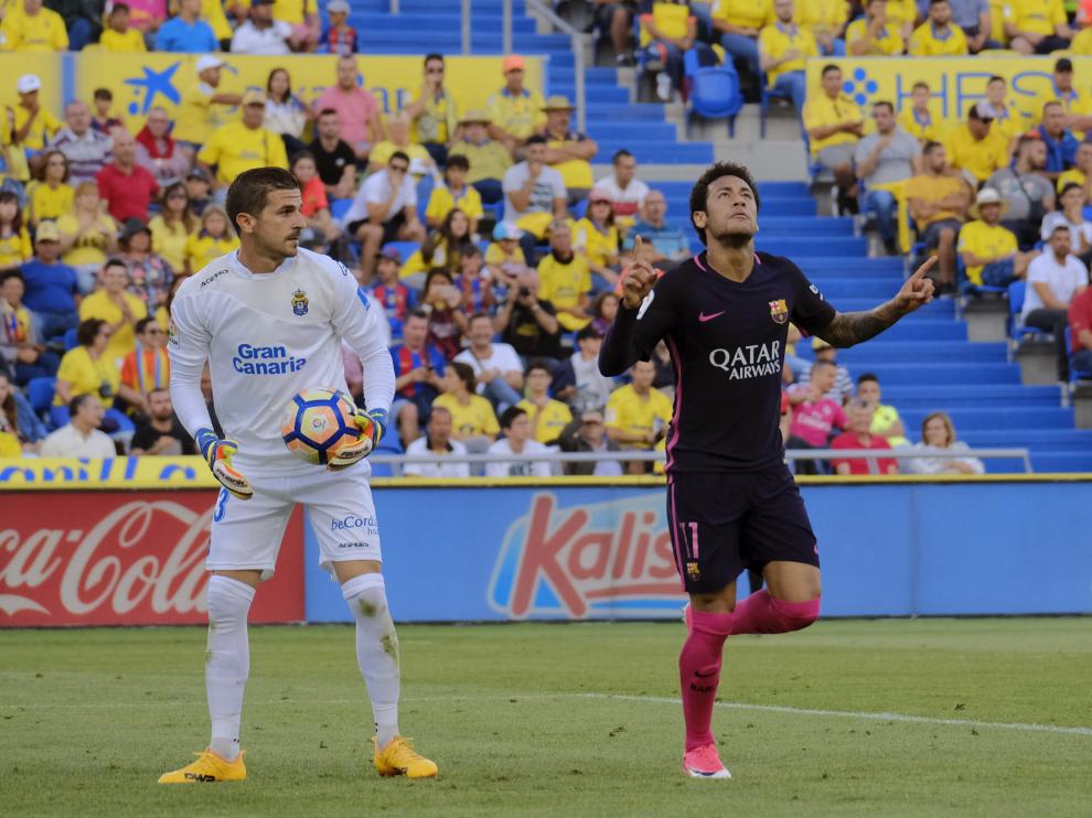 Javi Varas, durante su etapa en Las Palmas en un partido ante el FC Barcelona.