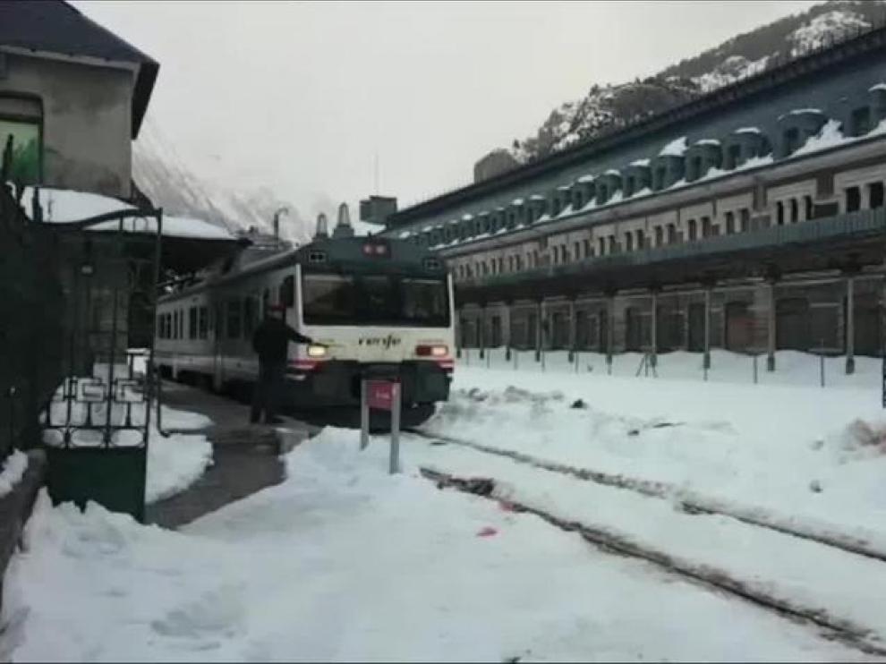 Renfe restablece el servicio ferroviario entre Jaca y Canfranc