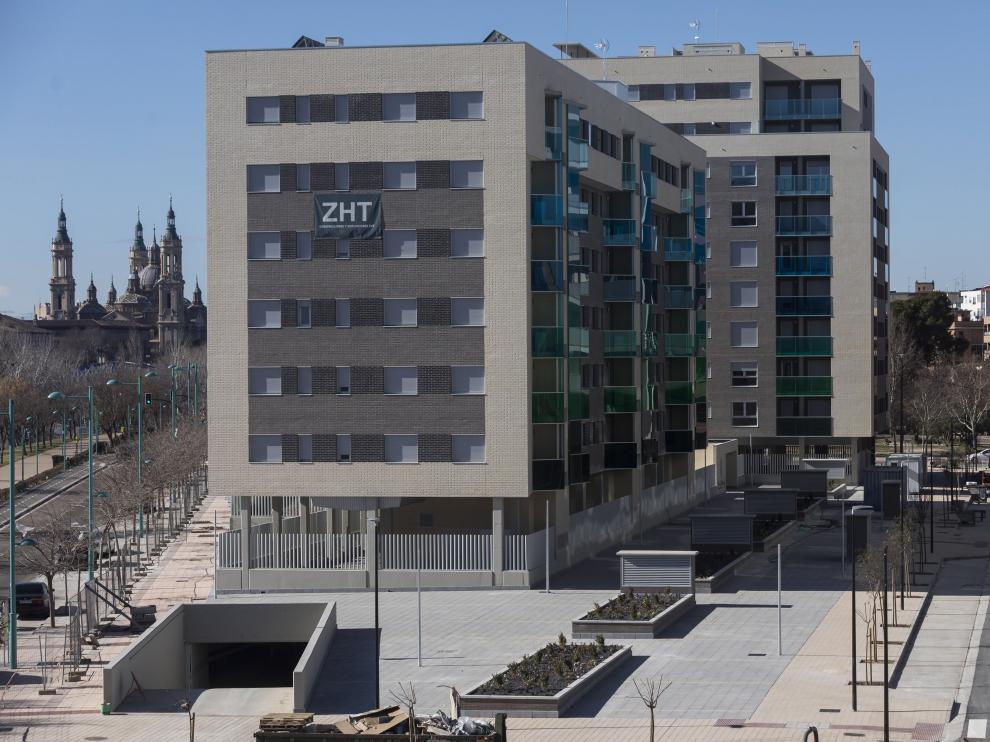 A la izquierda del nuevo bloque, el paseo de la Ribera; a la derecha, la nueva calle Ana Laguna.