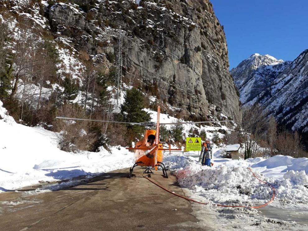 El helicóptero con la campana Daisybell en la carretera del balneario de Panticosa, donde estuvo actuando el lunes