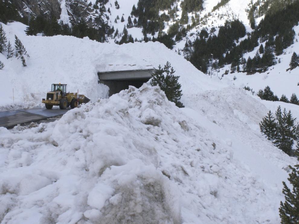 Imagen de archivo de un alud que cayó en 2010 en la carretera del túnel de Bielsa.