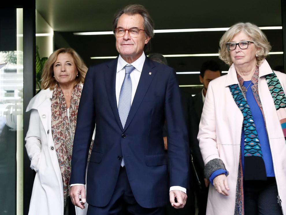 Fotografía de archivo de presidente de la Generalitat, Artur Mas, junto a las exconsejeras Joana Ortega (i) e Irene Rigau (d).