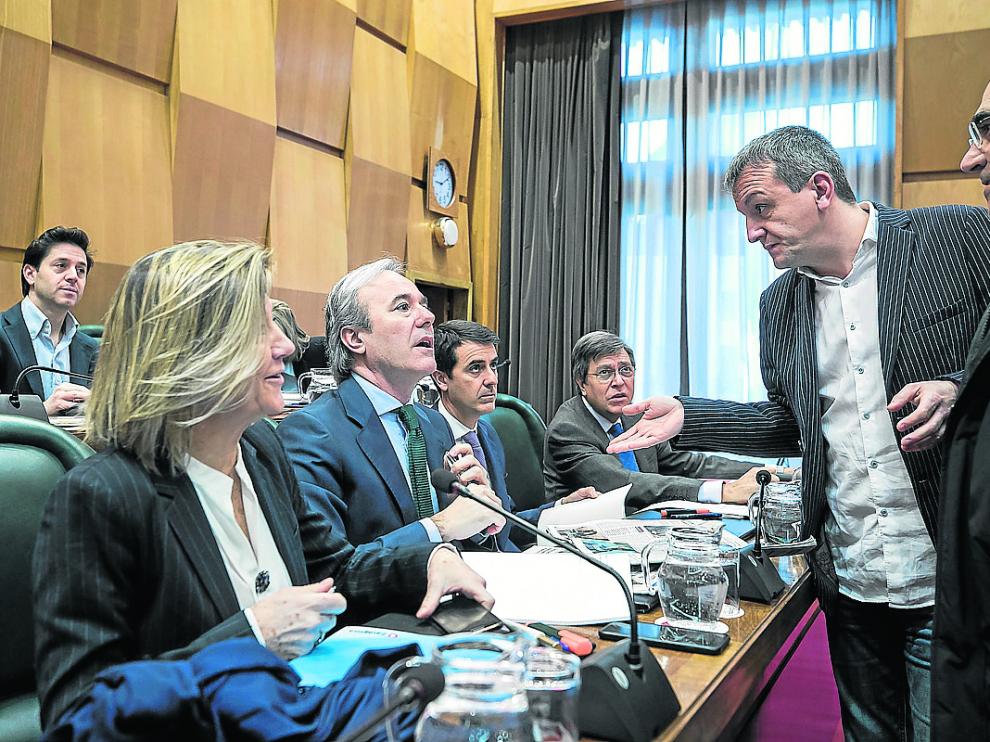 El concejal de Economía, Fernando Rivarés, en el pleno del pasado viernes junto a Jorge Azcón.