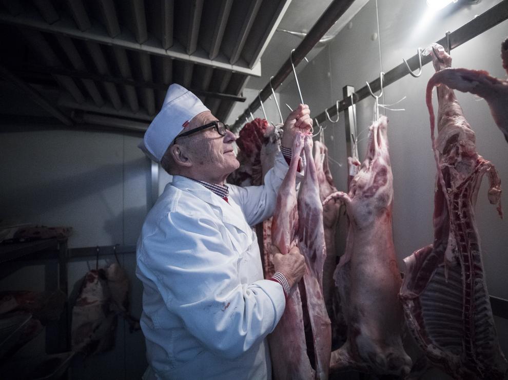 El carnicero y ganadero epilense Cecilio Callejas, en la cámara de su establecimiento.