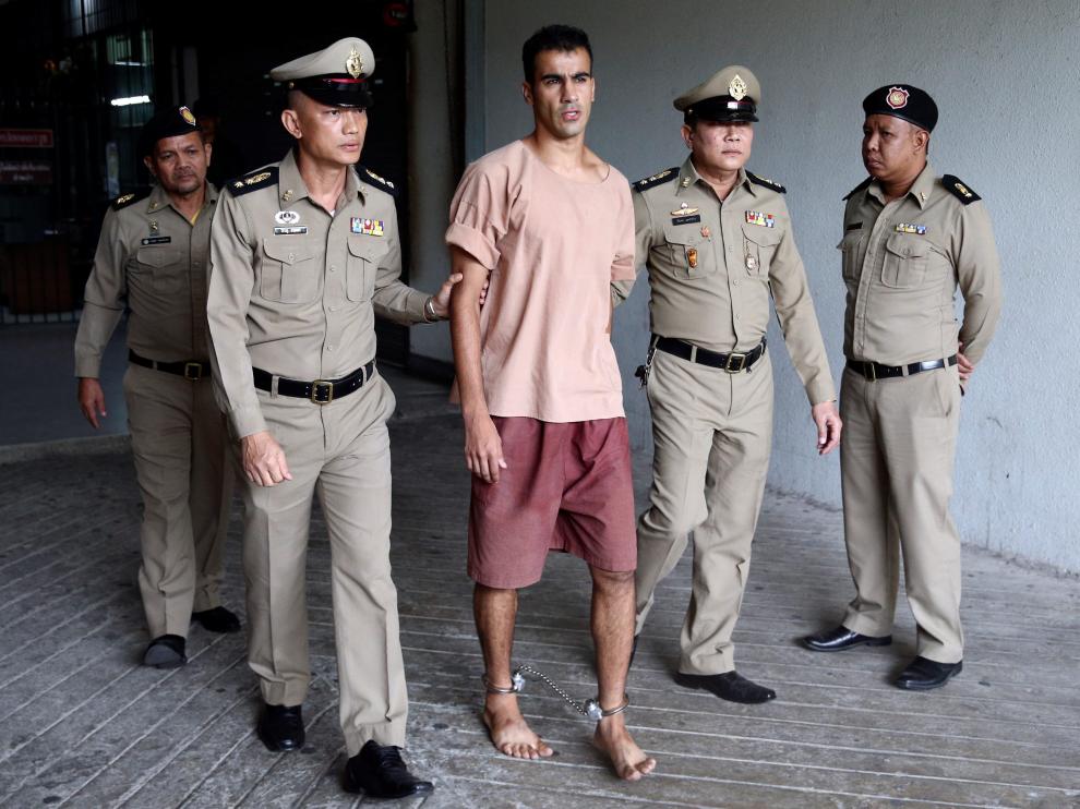 El futbolista bareiní Hakeem al Araibi caminando con unos grilletes en los tobillos a su llegada al juzgado de Bangkok,