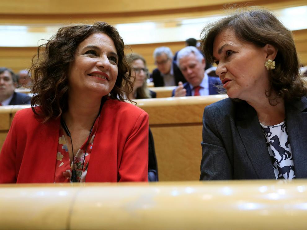La ministra de Hacienda, María Jesús Montero, junto a la vicepresidenta del Gobierno, Carmen Calvo.