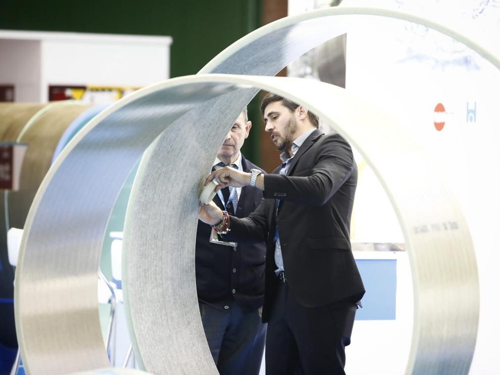 Unos visitantes observan la tecnología expuesta en Smagua