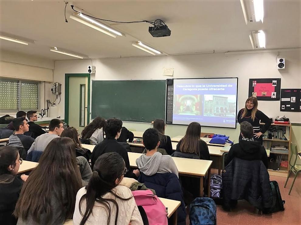 La profesora de Psicología del Campus de Huesca Eva Lira en la sesión que ha tenido lugar este 6 de febrero en Fraga.
