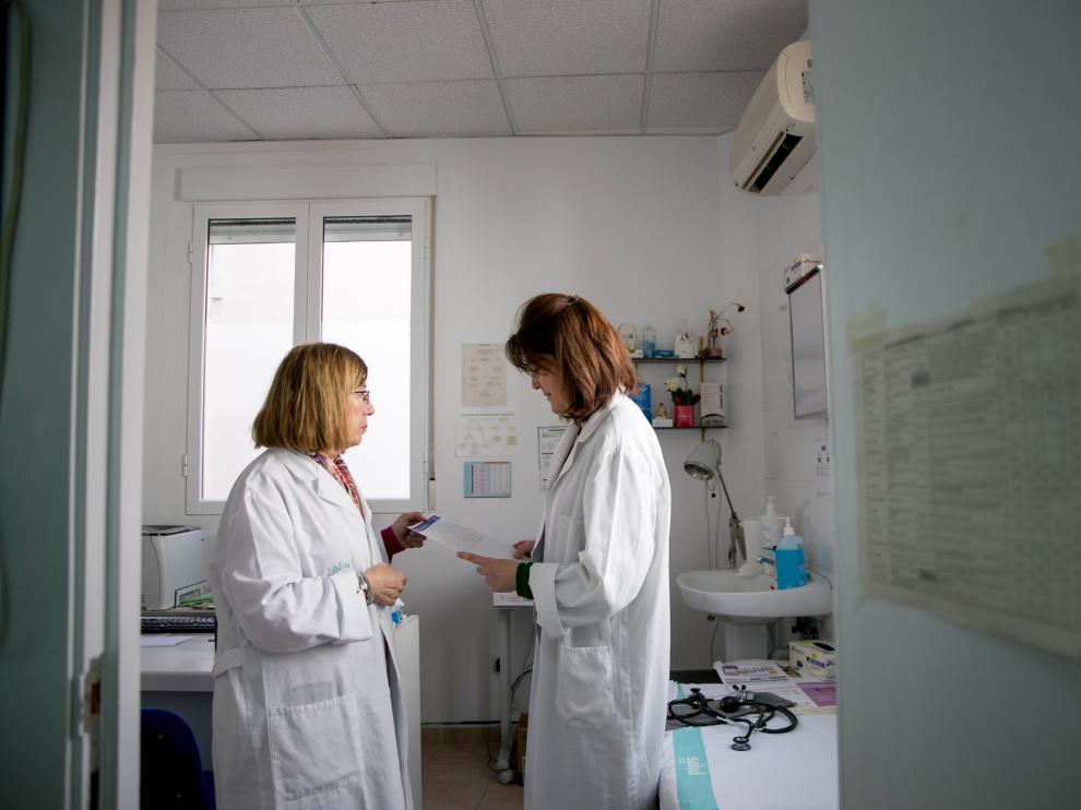Arsenia Barredo y Elena López, en el consultorio, con una pauta de medicación.