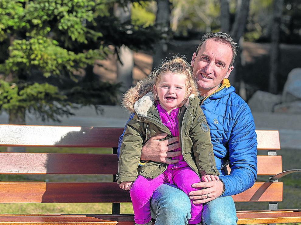David Utrillas, con su hija Martina, en el parque de Los Fueros de Teruel.