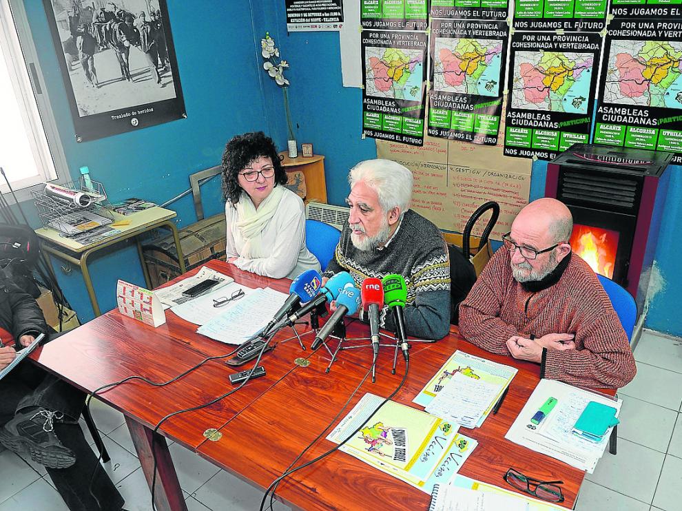 Lidia Serrano y Manuel Gimeno de Teruel Existe y Polo Vecinos, en la presentación de la protesta del domingo
