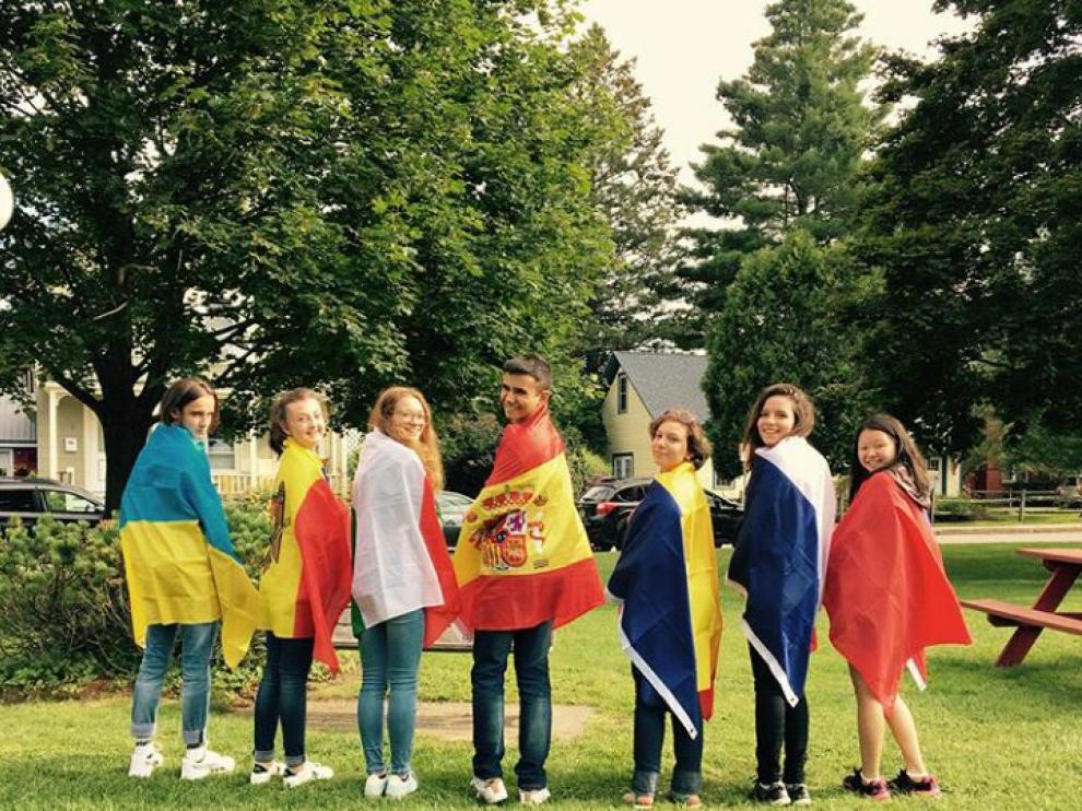 Miguel Jorcano, en el centro con la bandera de España, con otros estudiantes internacionales en Vermont, Estados Unidos.