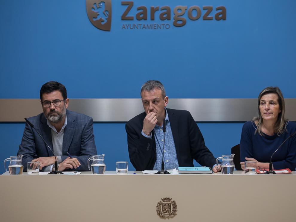 El concejal de Economía, Fernando Rivarés, este miércoles junto al coordinador de su Área, Miguel Ángel Ruiz, y la directora general de Economía, Ana Sanromán.