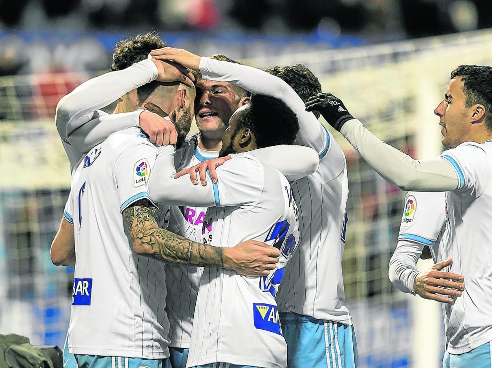 Los jugadores zaragocistas celebran uno de los dos goles frente al Oviedo en La Romareda.