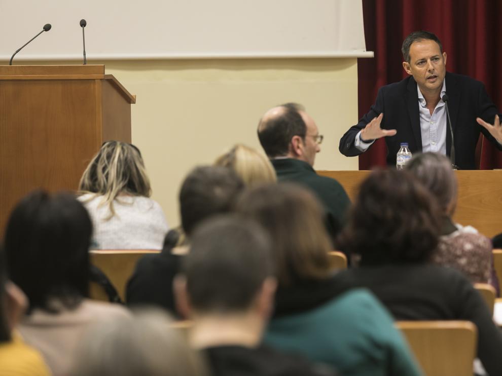 El director general de Innovación Educativa de la DGA, Toni Martínez, en una reunión informativa con colegios públicos sobre el banco de libros celebrada el pasado enero.