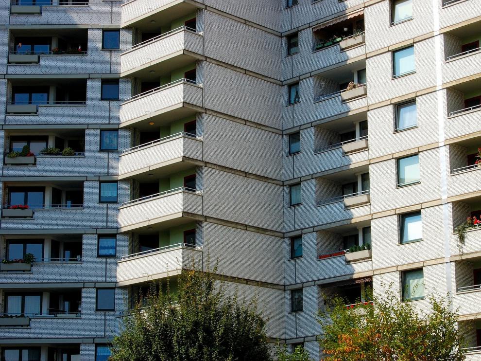 La roturas de elementos ornamentales del edificio o la voladura de tejados, terrazas o azoteas son dos de los efectos más frecuentes de los vendavales.