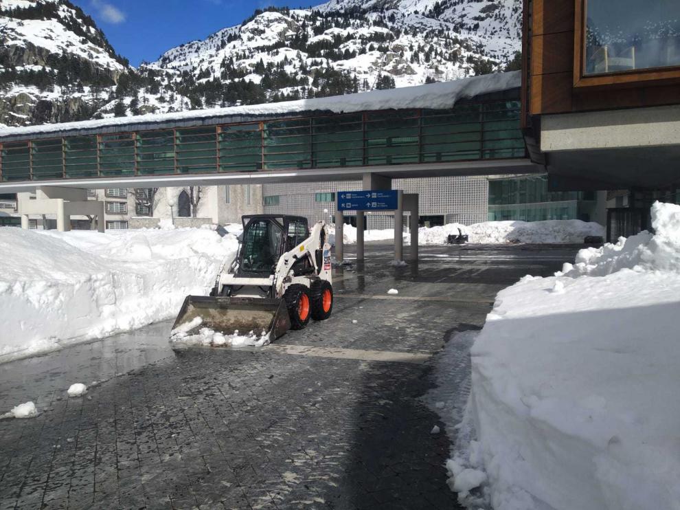 Los operarios del balneario de Panticosa trabajaron a destajo para dejar limpios los accesos y aparcamientos del complejo