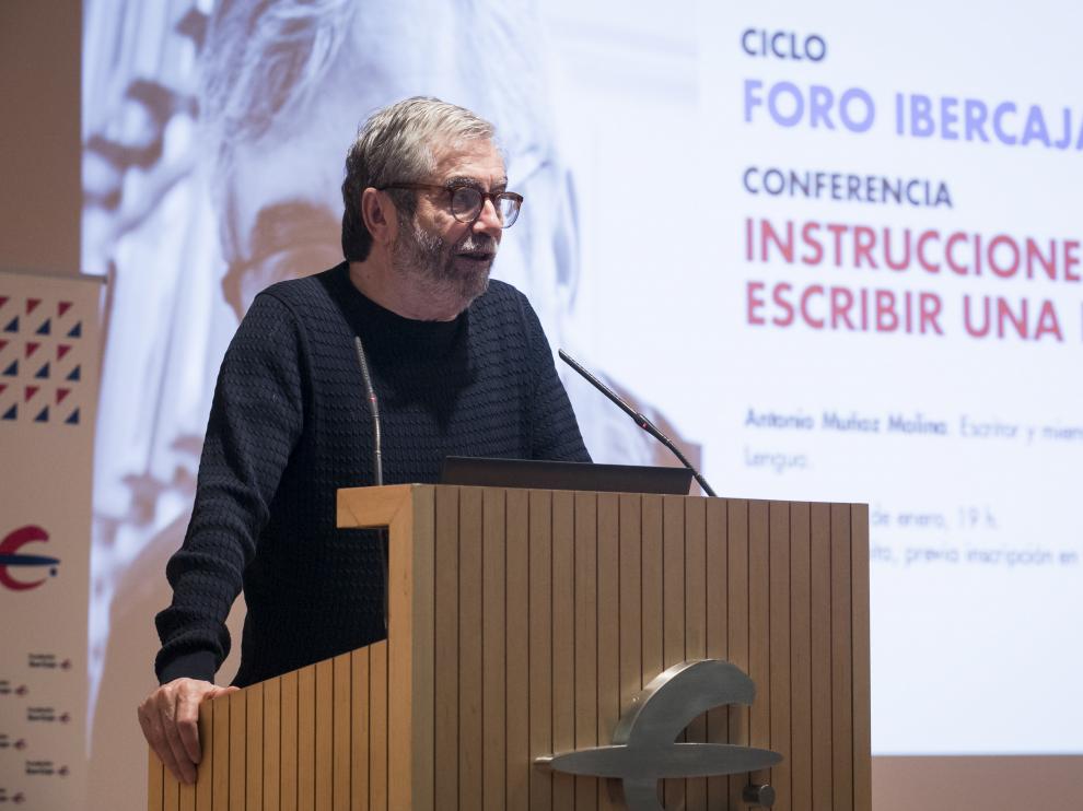 Antonio Muñoz Molina durante su conferencia en el Patio de la Infanta de Zaragoza.