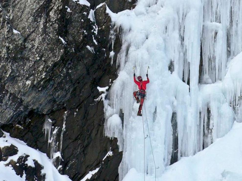 Cascada del americano, escalada en hielo en el valle de Pineta.