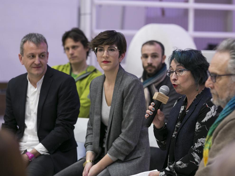 Violeta Barba, segunda por la izquierda, durante la presentación de su candidatura a las primarias de Podemos Zaragoza. En primera fila, le acompañan Fernando Rivarés, Amparo Bella y Pedro Arrojo.