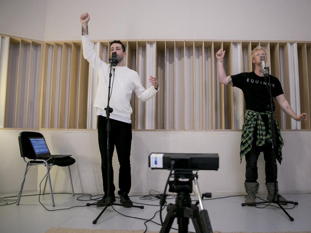 Santiago Latorre (izda.) y Colin Self trabajan en el estudio de Etopia, en su nuevo proyecto de voz y movimiento.