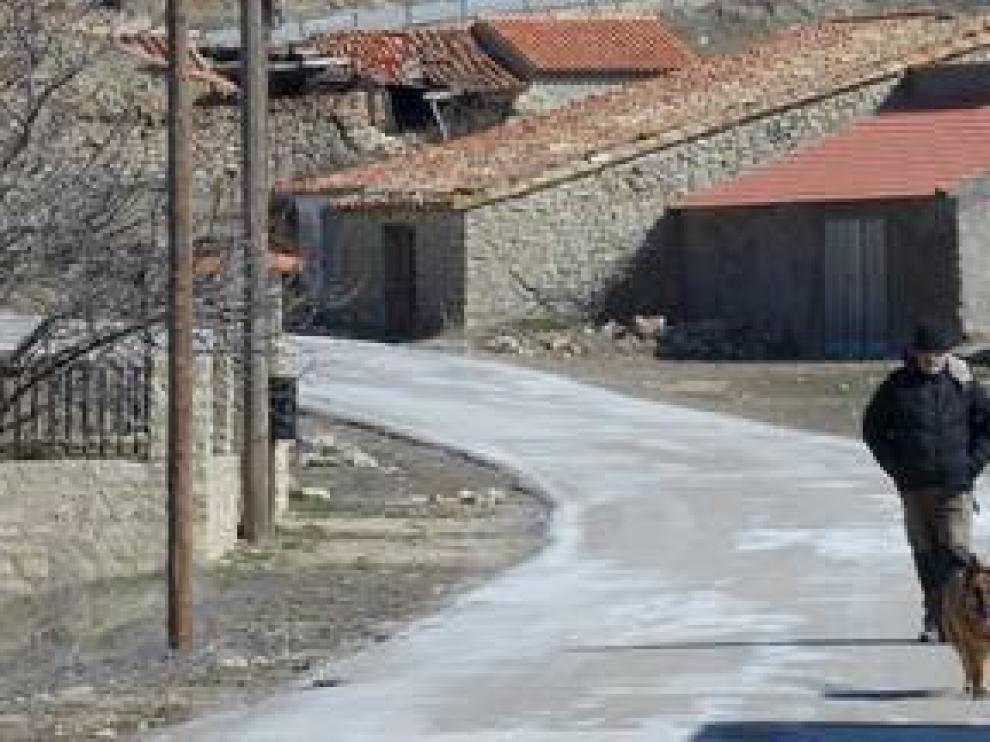 Dos hombres caminan por la carretera de Saldón, municipio turolense que solo cuenta con 10 vecinos