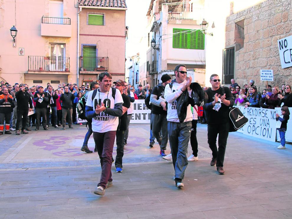 Los diez trabajadores recibieron el apoyo de unas 400 personas antes de empezar el encierro.