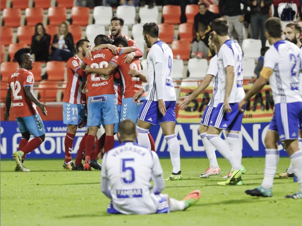 Los jugadores del Lugo celebran uno de los goles con los que derrotaron por 2-1 al Real Zaragoza en su última visita al estadio Anxo Carro.