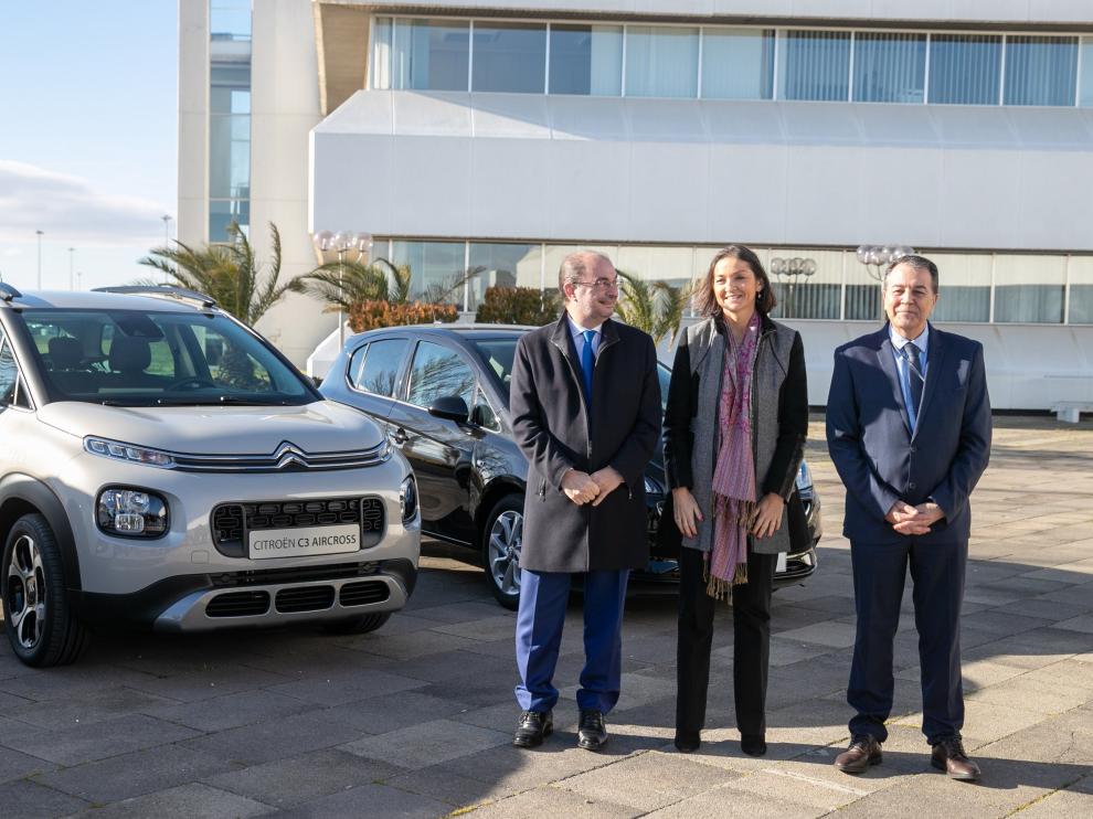 El presidente de Aragón, Javier Lambán, la ministra de Industria, Comercio y Turismo, Reyes Maroto, y el presidente de PSA Zaragoza, Juan Antonio Muñoz Codina posan frente a la factoría de Opel en Figueruelas.