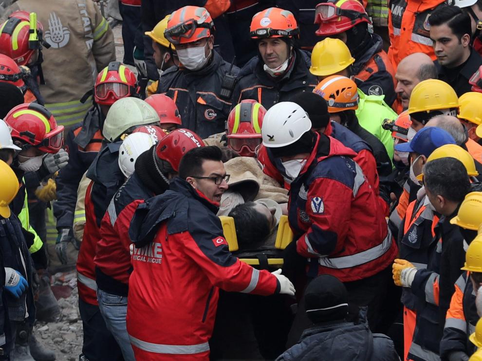 Momento del rescate de Mert Aydin, de 16 años