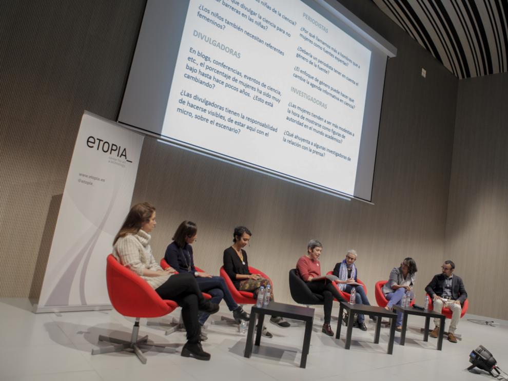 Debate sobre 'Mujeres y niñas en la divulgación de la ciencia', celebrado en las jornadas D+i