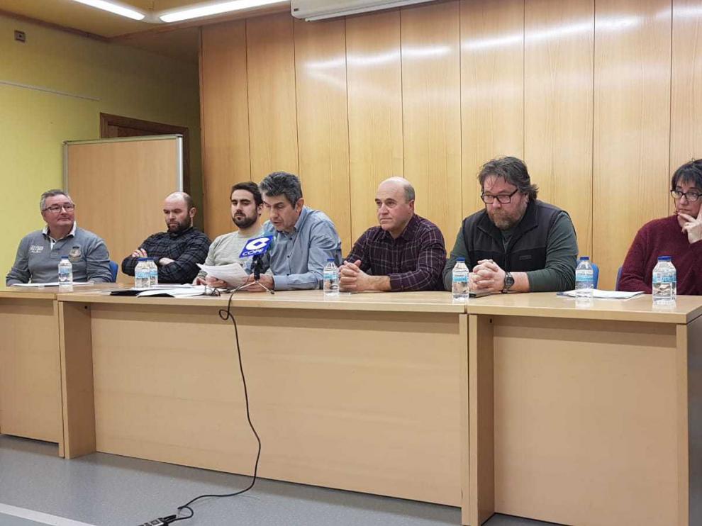 Antonio Betrán, en el centro de la imagen, nuevo presidente del CH Jaca.