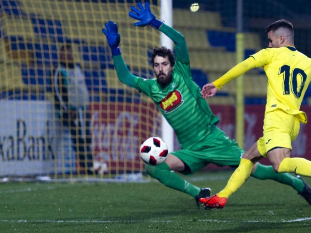 Loscos meta del Ejea en una acción durante el choque ante el Villarreal B.