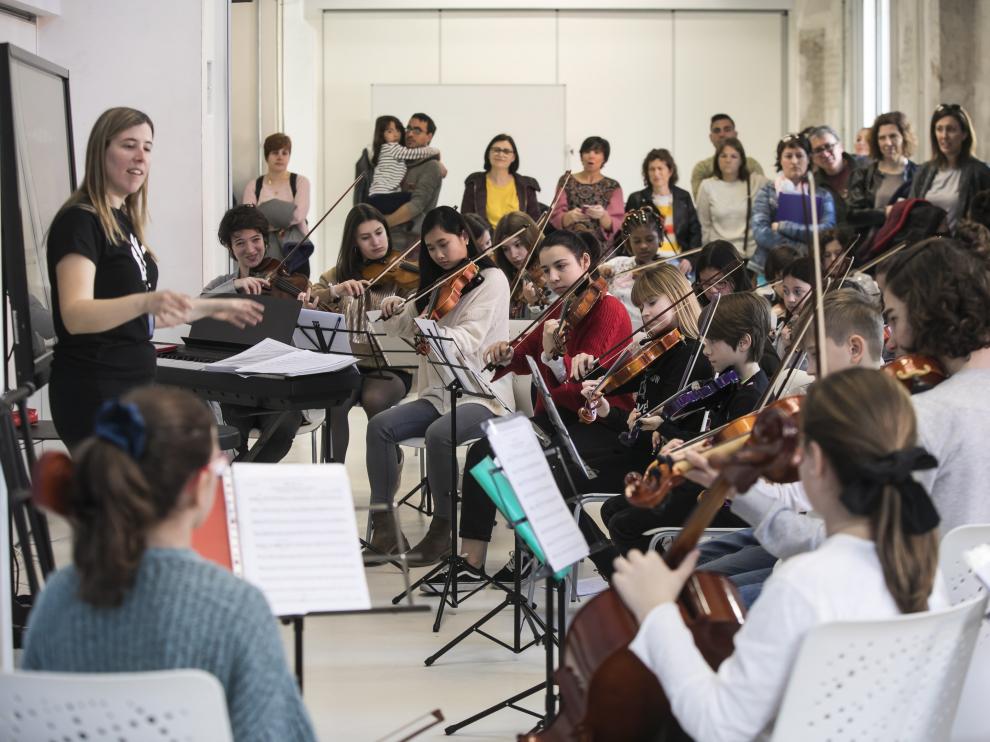 Kira Rivarés dirigiendo a la Orquesta Escuela Social, ayer en la Harinera.