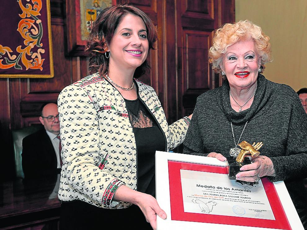 La alcaldesa, Emma Buj, a la izquierda, con la cantante Salomé en el salón de plenos.