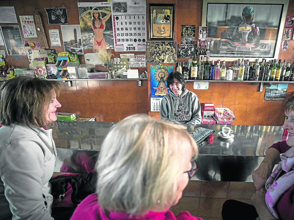 Reyes Gracia atiende con una sonrisa a sus clientas tras la barra del bar Nicol, bastión de Plenas en el aspecto de la socialización.