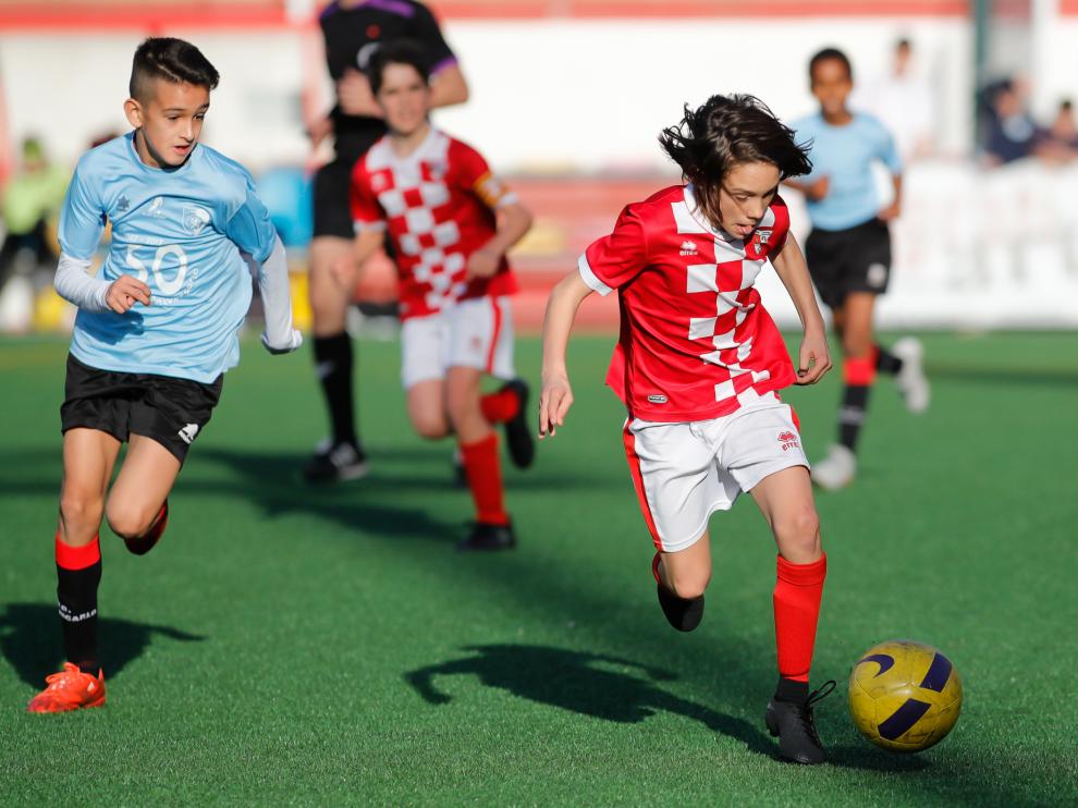 Un jugador del Hernán conduce el balón.