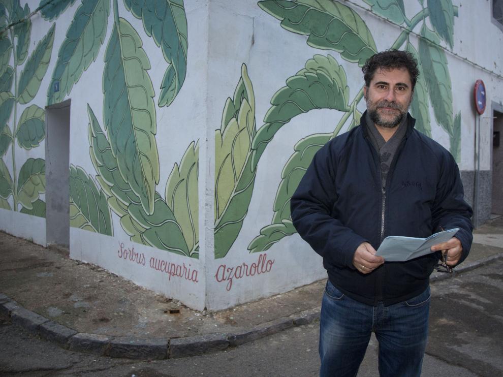 El alcalde, junto a uno de los murales del Festival Asalto.