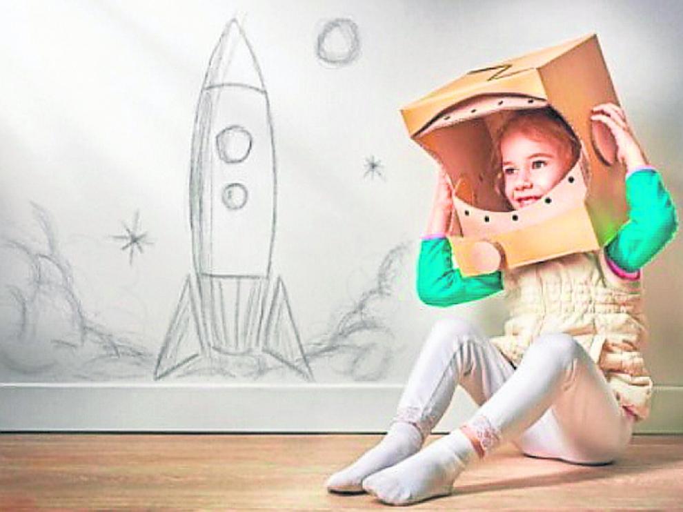 Niña disfrazada de astronauta.