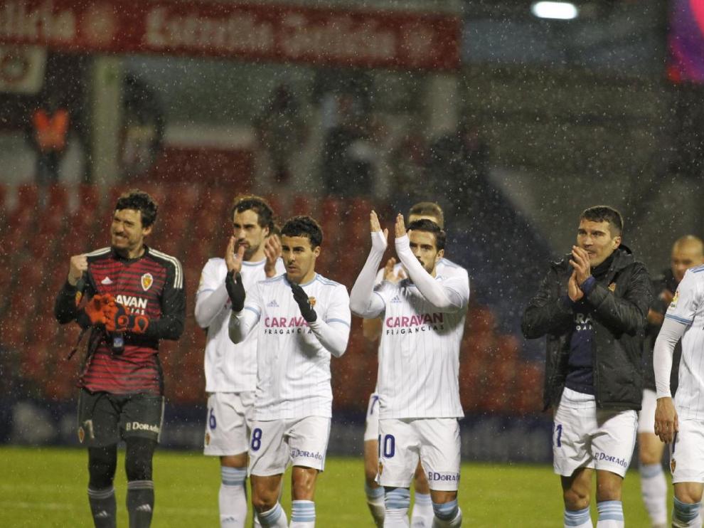 Los jugadores del Real Zaragoza celebran en Lugo el triunfo por 1-2 bajo el intenso aguacero que cayó toda la noche en el Anxo Carro.