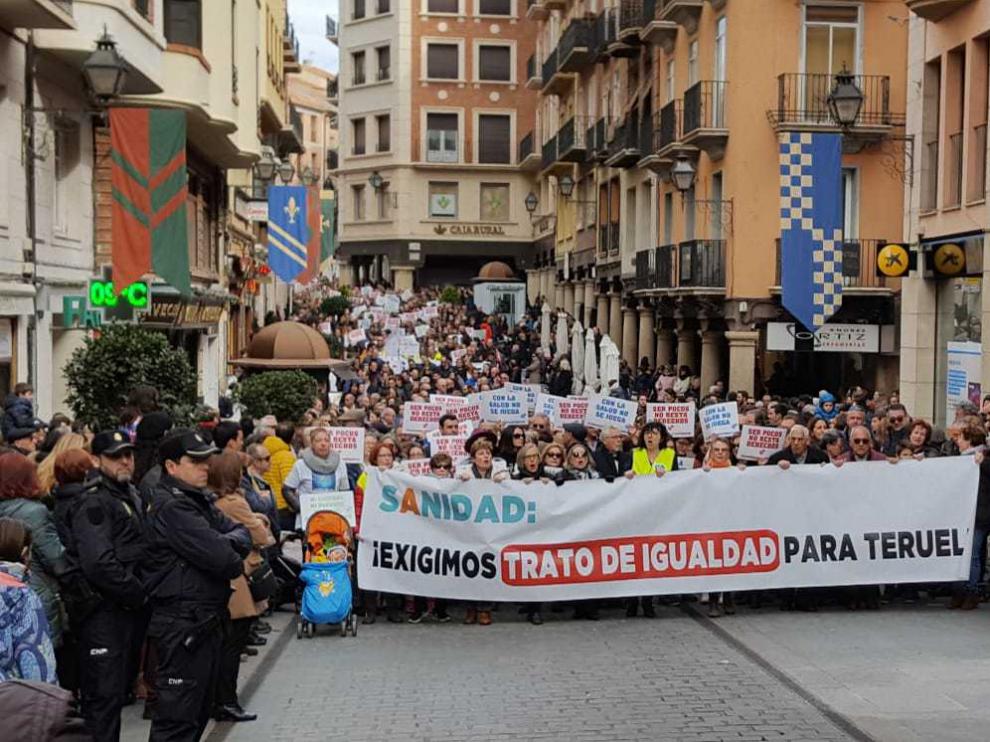 La manifestación para reclamar una mejor sanidad en Teruel, a su paso por la calle de San Juan.